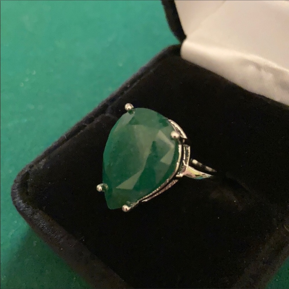 Exquisite Genuine Emerald Ring - Picture 3 of 11